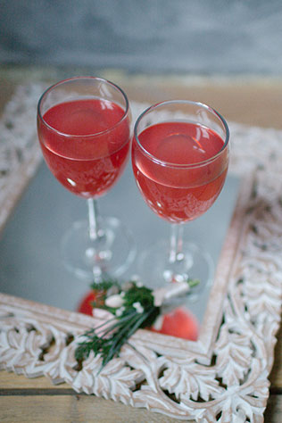 Весенняя свадебная фотосессия в студии, бокалы