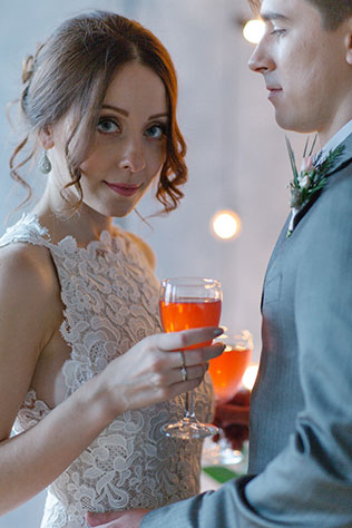 Весенняя свадебная фотосессия в студии, жених и невеста с бокалами