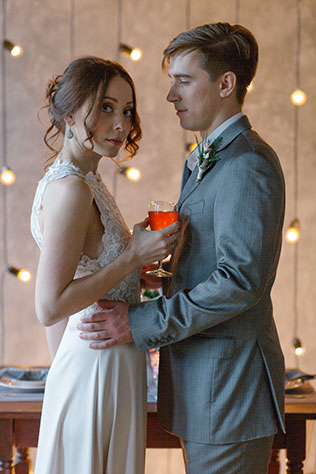 Весенняя свадебная фотосессия в студии, жених и невеста с бокалами