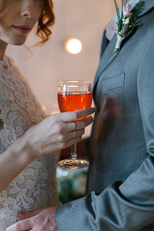 Весенняя свадебная фотосессия в студии, жених и невеста с бокалами