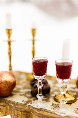 Винтажная нежность: зимняя свадебная фотосессия, бокалы с вином