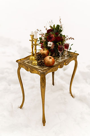 Винтажная нежность: зимняя свадебная фотосессия, классический столик