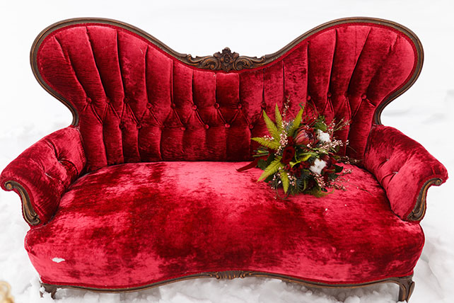 Винтажная нежность: зимняя свадебная фотосессия, красный классический диван