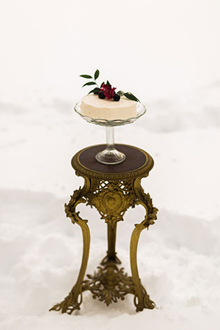 Винтажная нежность: зимняя свадебная фотосессия, торт на подставке