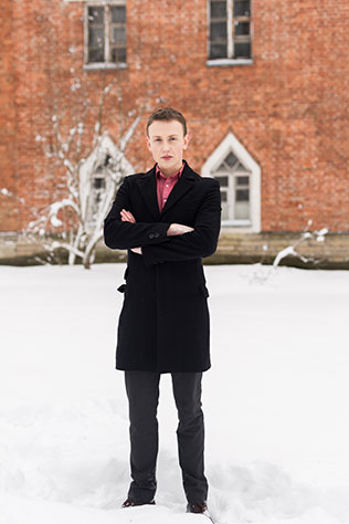 Винтажная нежность: зимняя свадебная фотосессия, образ жениха