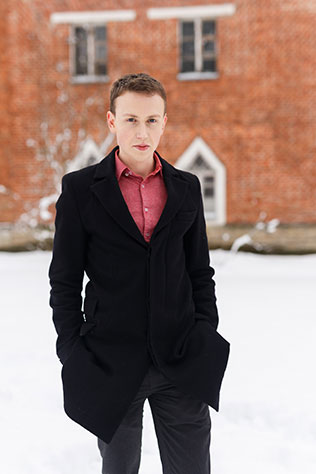 Винтажная нежность: зимняя свадебная фотосессия, образ жениха