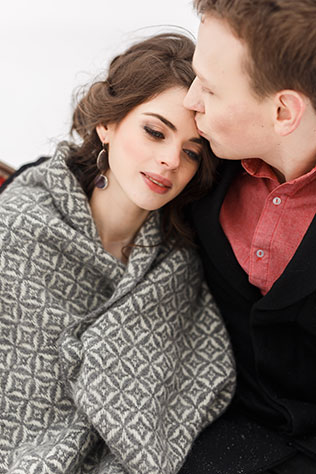 Винтажная нежность: зимняя свадебная фотосессия, жених и невеста