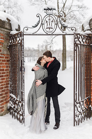 Винтажная нежность: зимняя свадебная фотосессия, жених и невеста