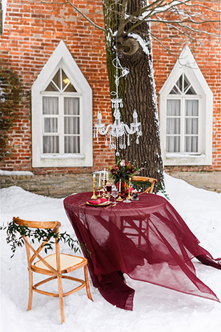 Винтажная нежность: зимняя свадебная фотосессия, хрустальная люстра в декоре