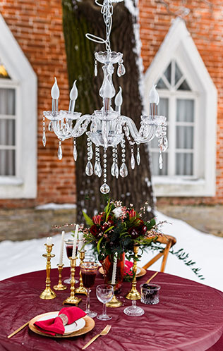 Винтажная нежность: зимняя свадебная фотосессия, хрустальная люстра в декоре