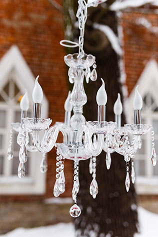 Винтажная нежность: зимняя свадебная фотосессия, хрустальная люстра в декоре