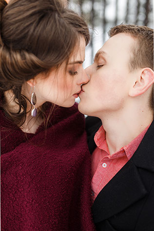 Винтажная нежность: зимняя свадебная фотосессия, жених и невеста