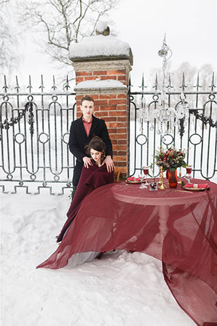 Винтажная нежность: зимняя свадебная фотосессия, жених и невеста за столом