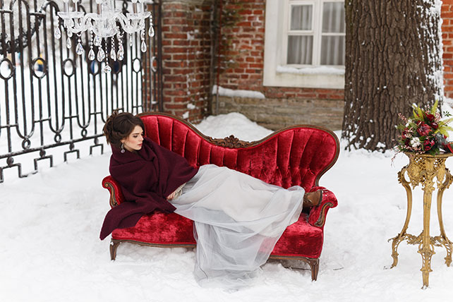 Винтажная нежность: зимняя свадебная фотосессия, невеста на диване