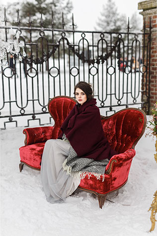 Винтажная нежность: зимняя свадебная фотосессия, невеста на диване