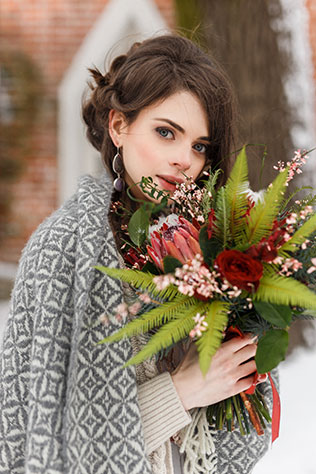 Винтажная нежность: зимняя свадебная фотосессия, невеста с букетом