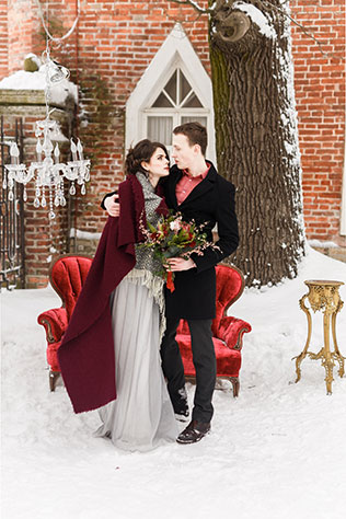 Винтажная нежность: зимняя свадебная фотосессия, жених и невеста