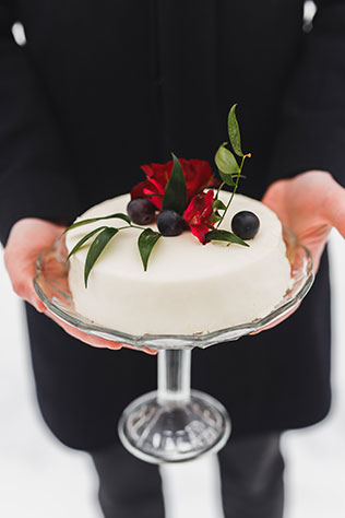 Винтажная нежность: зимняя свадебная фотосессия, свадебный торт