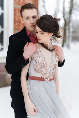 Винтажная нежность: зимняя свадебная фотосессия, невеста и жених