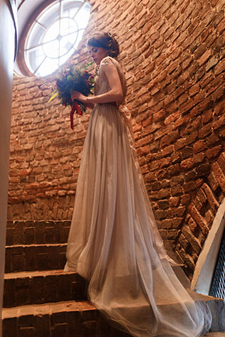 Винтажная нежность: зимняя свадебная фотосессия, невеста у кирпичной стены