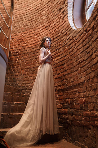 Винтажная нежность: зимняя свадебная фотосессия, невеста у кирпичной стены