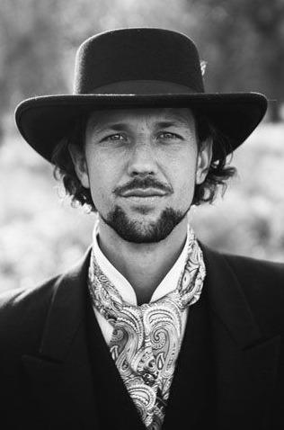 Ставка на винтаж: 8 must-haves для образа жениха 