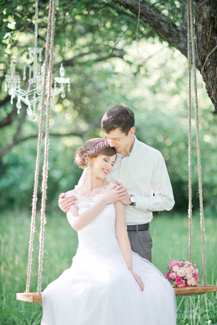 Волшебный ужин, жених и невеста на качелях