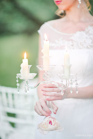 Волшебный ужин, подсвечник в руках невесты