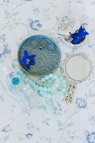 Воздушное утро невесты в голубых тонах, обручальные кольца