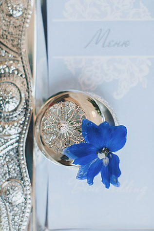 Воздушное утро невесты в голубых тонах, меню, голубой цветок