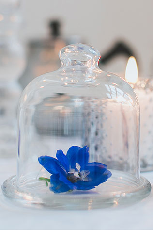 Воздушное утро невесты в голубых тонах, голубой цветок в вазе