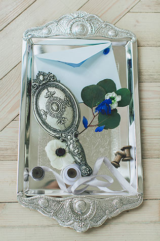 Воздушное утро невесты в голубых тонах, зеркало на подносе