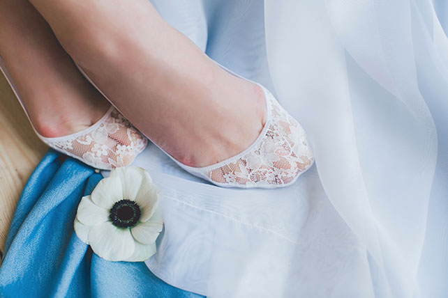 Воздушное утро невесты в голубых тонах, ажурные следки