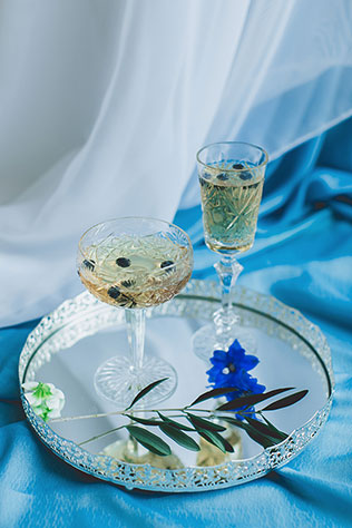 Воздушное утро невесты в голубых тонах, бокалы с шампанским