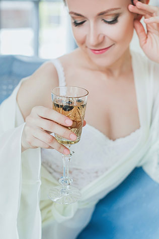 Воздушное утро невесты в голубых тонах, макияж невесты