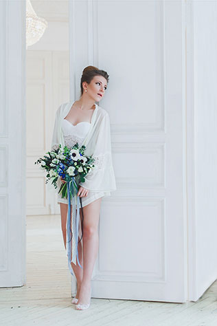 Воздушное утро невесты в голубых тонах, невеста с букетом