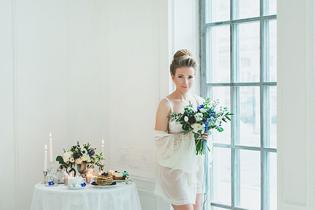 Воздушное утро невесты в голубых тонах, невеста с букетом
