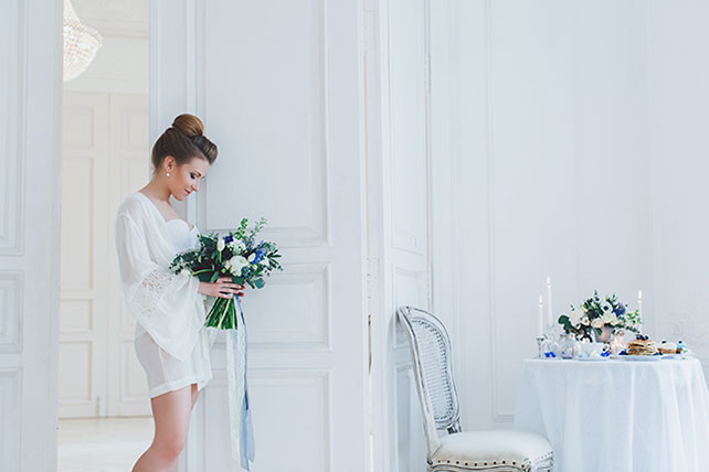 Воздушное утро невесты в голубых тонах, невеста с букетом