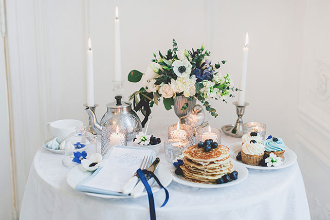 Воздушное утро невесты в голубых тонах, сервировка стола