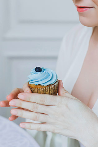 Воздушное утро невесты в голубых тонах, пирожное