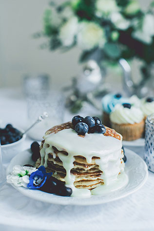 Воздушное утро невесты в голубых тонах, блины с ягодами