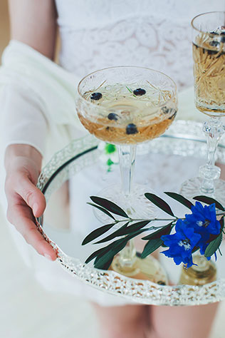 Воздушное утро невесты в голубых тонах, бокалы