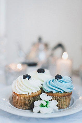 Воздушное утро невесты в голубых тонах, пирожное