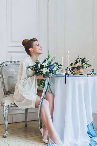 Воздушное утро невесты в голубых тонах, невеста за столом