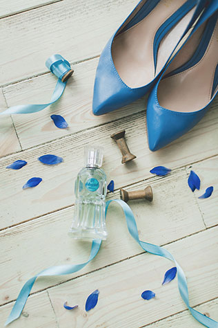 Воздушное утро невесты в голубых тонах, туфли невесты