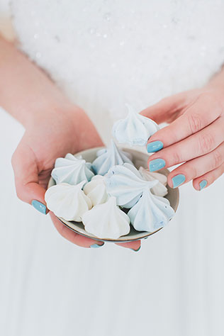 Воздушное утро невесты в голубых тонах, маникюр невесты