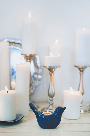 Воздушное утро невесты в голубых тонах, свечи