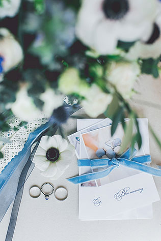 Воздушное утро невесты в голубых тонах, свадебные кольца