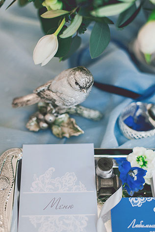 Воздушное утро невесты в голубых тонах, декоративная птица