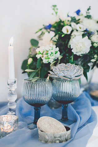 Воздушное утро невесты в голубых тонах, бокалы